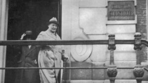 Hermann Göring w płaszczu i kapeluszu wychodzi z amsterdamskiej galerii z szyldem Goudstikker, 1941 rok