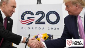 Władimir Putin i Donald Trump ściskają dłonie na tle planszy z logo szczytu G20 Floryda 2026