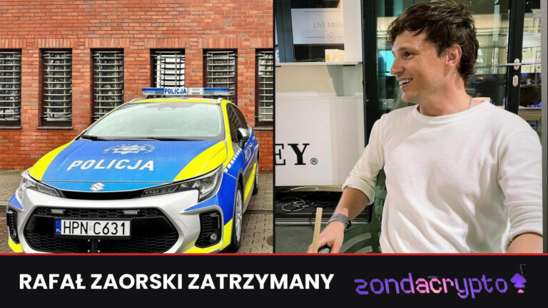 Radiowóz policji przed budynkiem z czerwonej cegły i Rafał Zaorski w białej koszulce