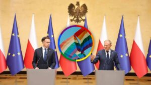 Donald Tusk i Andrzej Domański na konferencji. Między nimi zdjęcie z tęczowymi flagami
