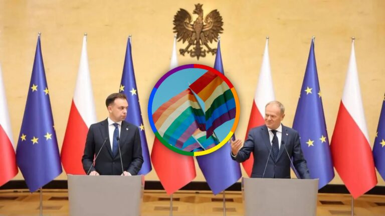 Donald Tusk i Andrzej Domański na konferencji. Między nimi zdjęcie z tęczowymi flagami