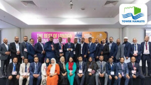 Grupa nowo wybranych radnych Tower Hamlets pozuje do zdjęcia po ogłoszeniu wyników