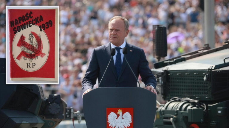Donald Tusk przemawia przy mównicy z godłem Polski, w lewym górnym rogu okładka broszury Napaść sowiecka 1939