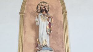 Figura Najświętszego Serca Jezusa w kościelnej niszy, symbol czystości mowy i miłości bliźniego