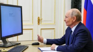 Władimir Putin przy komputerze po oddaniu głosu w wyborach do Dumy Państwowej