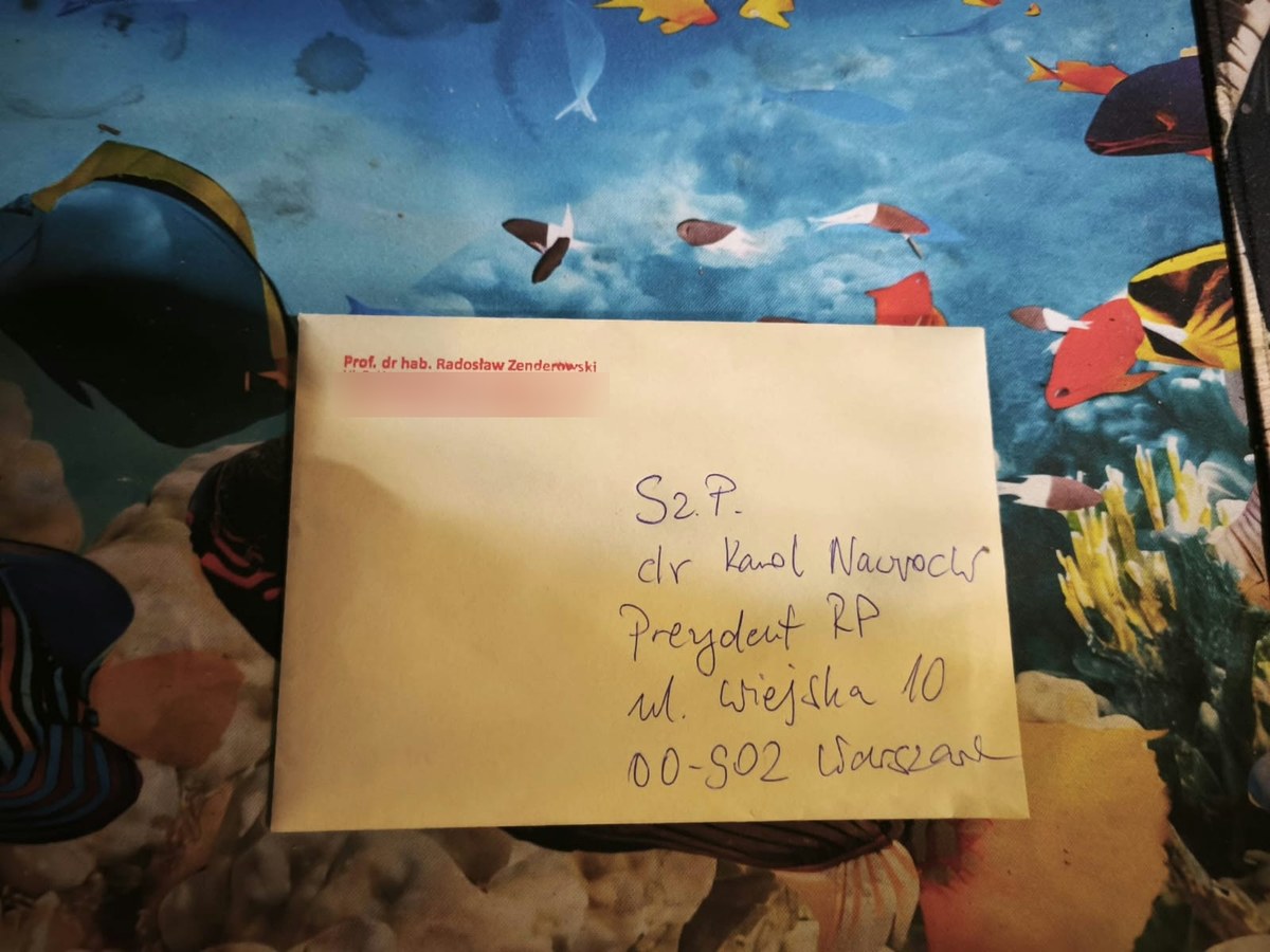 Żółta koperta od prof. Radosława Zenderowskiego zaadresowana odręcznie do prezydenta RP dr. Karola Nawrockiego