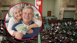 Uśmiechnięta para seniorów z banknotami 100 zł na tle sali obrad Sejmu, ilustracja do 1600 zł dla emerytów