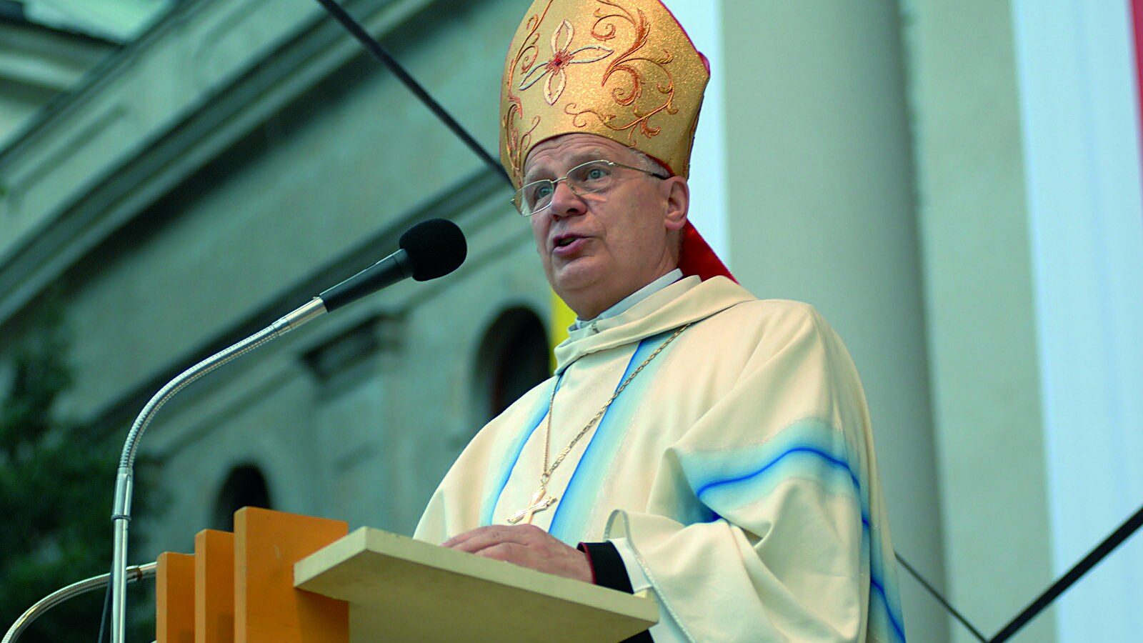 Abp Józef Michalik wygłasza homilię przy ambonie, w 2013 roku pozwany do sądu przez Małgorzatę Marenin