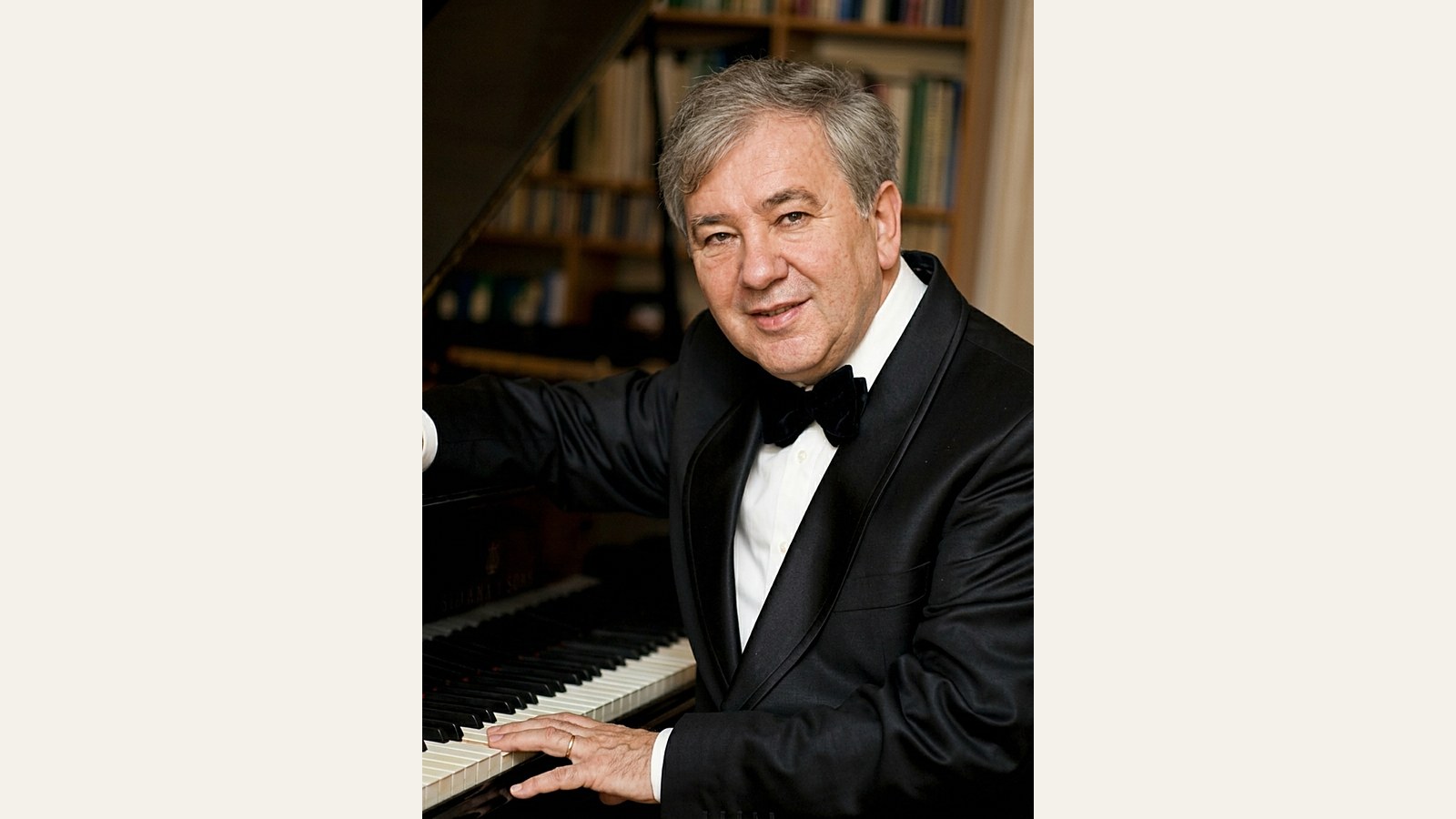Andrzej Pikul przy fortepianie, pianista, który nagrał „Lata pielgrzymki. Włochy” Liszta, fotografia pokolorowana
