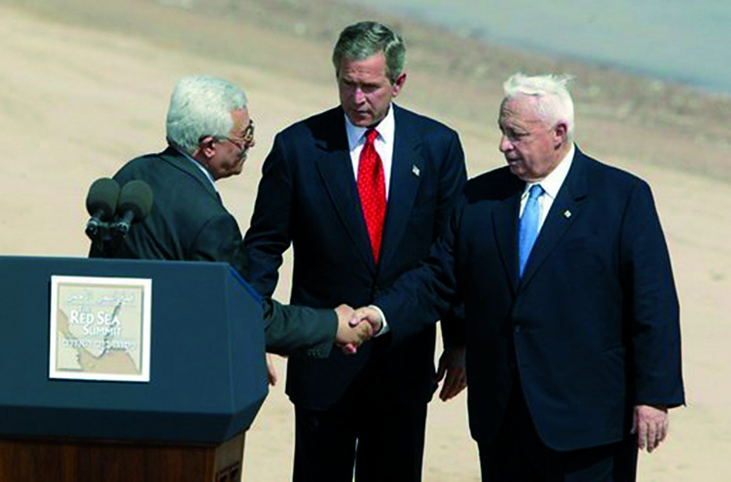 Mahmud Abbas, George W. Bush i Ariel Szaron w 2004 roku