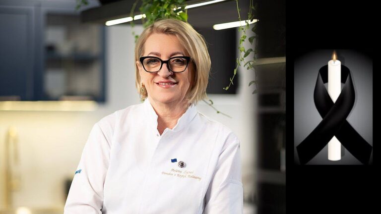 Arleta Żynel w białej bluzie kucharskiej w studyjnej kuchni, obok świeca z czarną wstążką