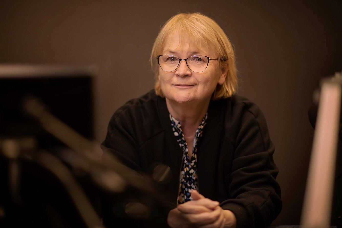 Barbara Gawryluk w radiowym studiu przy mikrofonie