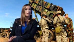 Wiceminister obrony Magdalena Sobkowiak-Czarnecka na tle wyrzutni systemu Patriot i żołnierzy obsługi