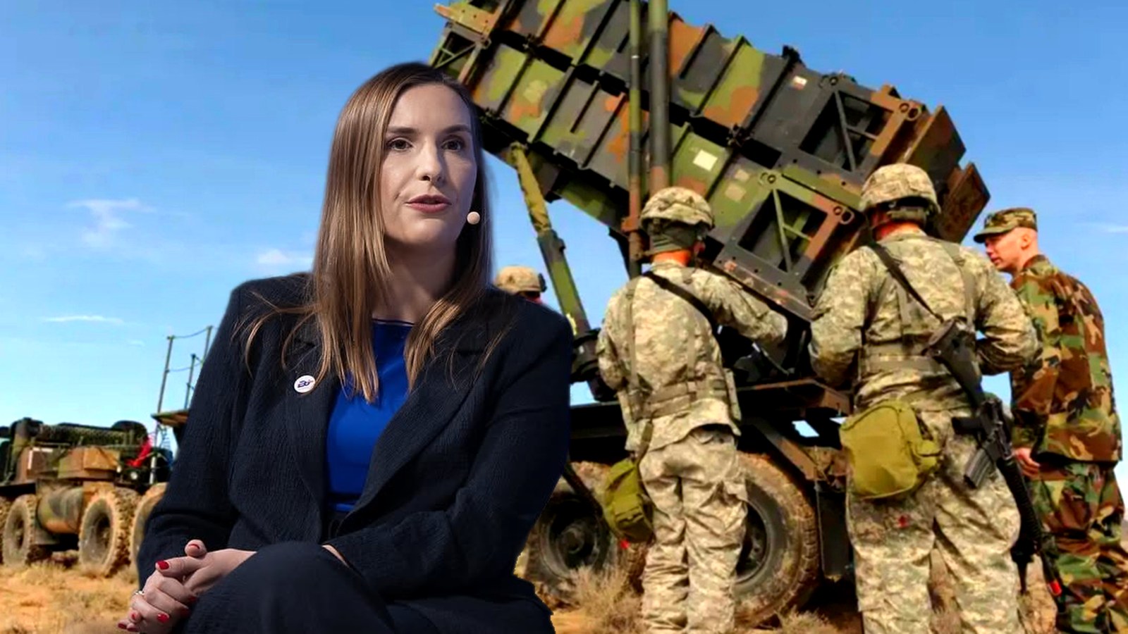 Wiceminister obrony Magdalena Sobkowiak-Czarnecka na tle wyrzutni systemu Patriot i żołnierzy obsługi