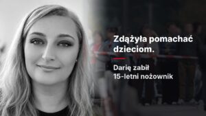 Uśmiechnięta Daria K., woźna szkoły w Leszczydole-Nowinach, na tle mieszkańców za taśmą policyjną