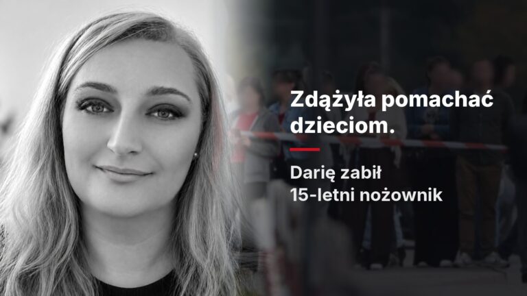 Uśmiechnięta Daria K., woźna szkoły w Leszczydole-Nowinach, na tle mieszkańców za taśmą policyjną