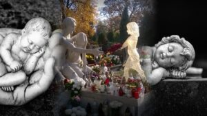 Rzeźby aniołków i pomnik dzieci utraconych z kwiatami i zniczami - Dzień Dziecka Utraconego