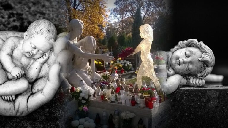 Rzeźby aniołków i pomnik dzieci utraconych z kwiatami i zniczami - Dzień Dziecka Utraconego