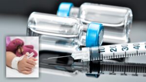 ampułki i strzykawka, obok okienko ze zdjęciem przedstawiającym dziecięcą dłoń z wenflonem