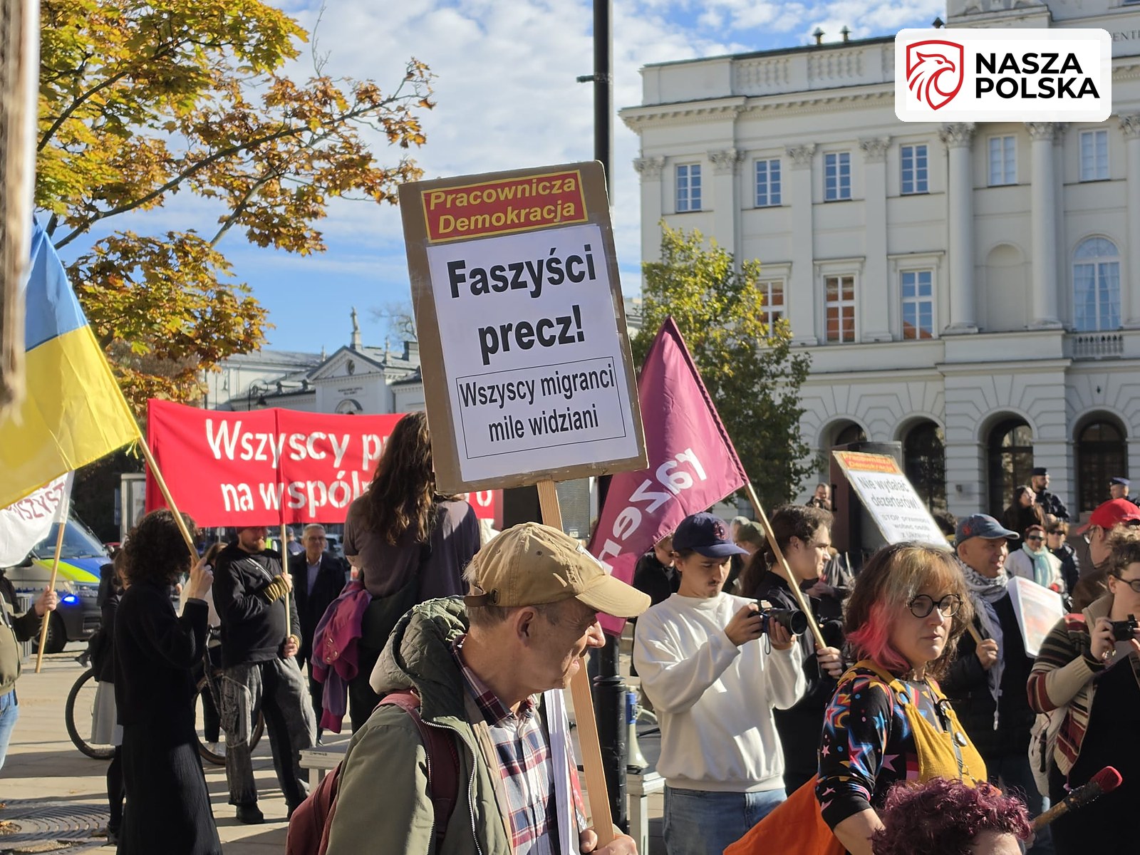 Transparent Faszyści precz! Wszyscy migranci mile widziani nad uczestnikami manifestacji w Warszawie