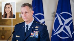 Gen. Alexus Grynkewich w mundurze Sił Powietrznych USA na tle flag NATO, w rogu portret Magdaleny Sobkowiak-Czarneckiej