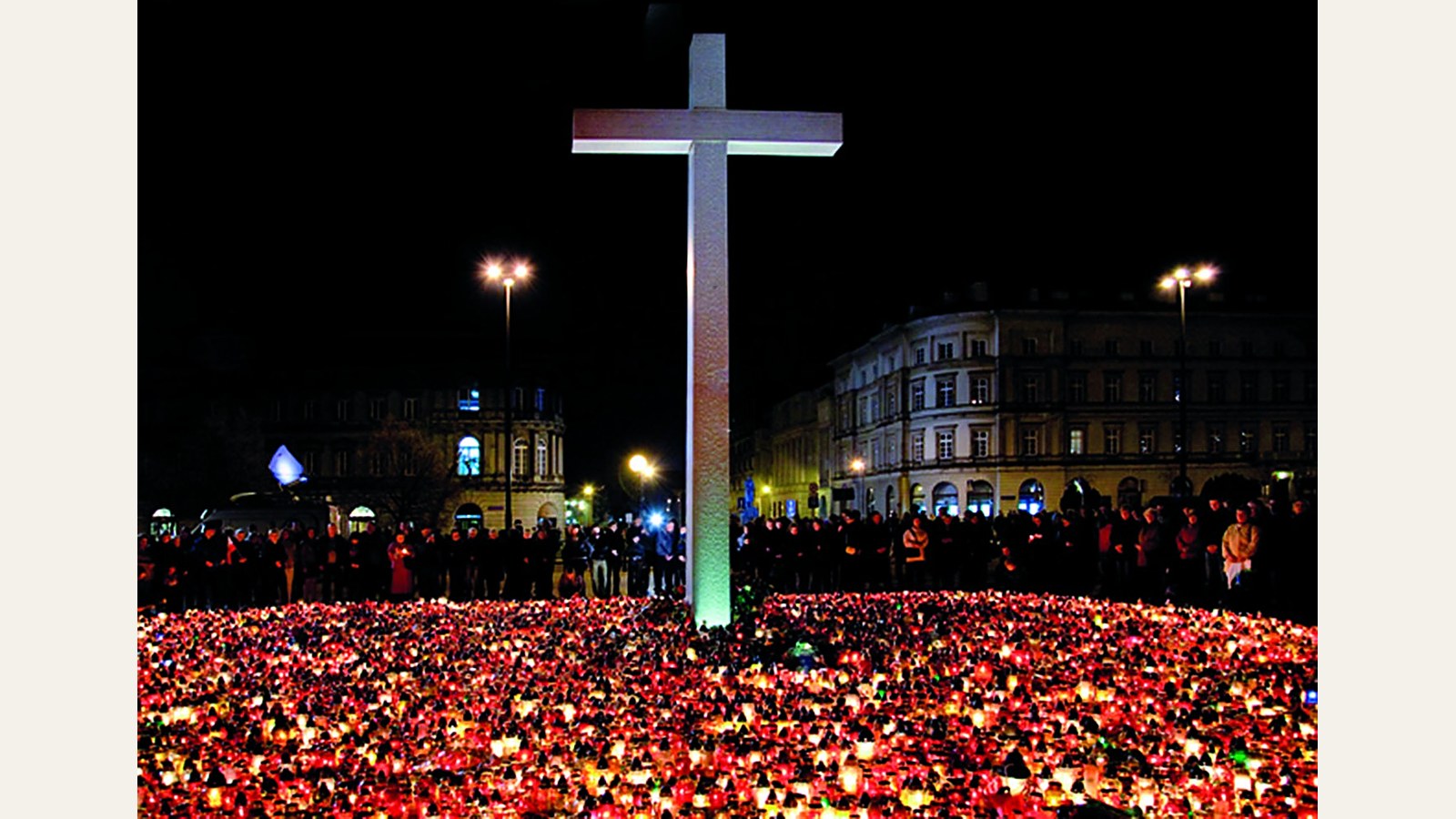 Krzyż, kwiaty i znicze przed Pałacem Prezydenckim w hołdzie ofiarom katastrofy smoleńskiej, w tym gen. Błasika