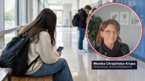 Uczennica siedzi sama na szkolnym korytarzu z telefonem, obok portret psycholog Moniki Chrapińskiej-Krupy