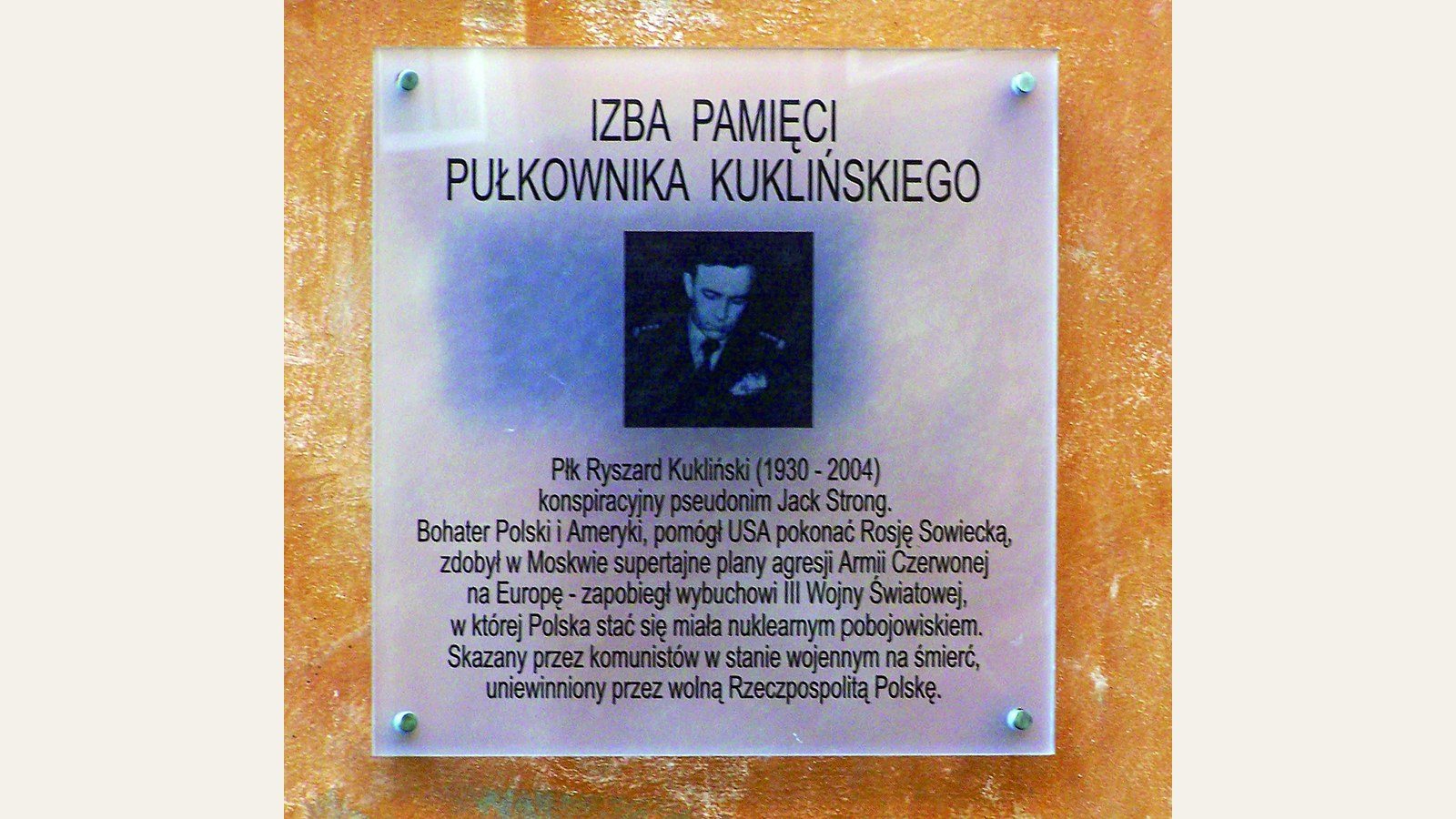 Tablica na siedzibie Izby Pamięci Pułkownika Ryszarda Kuklińskiego