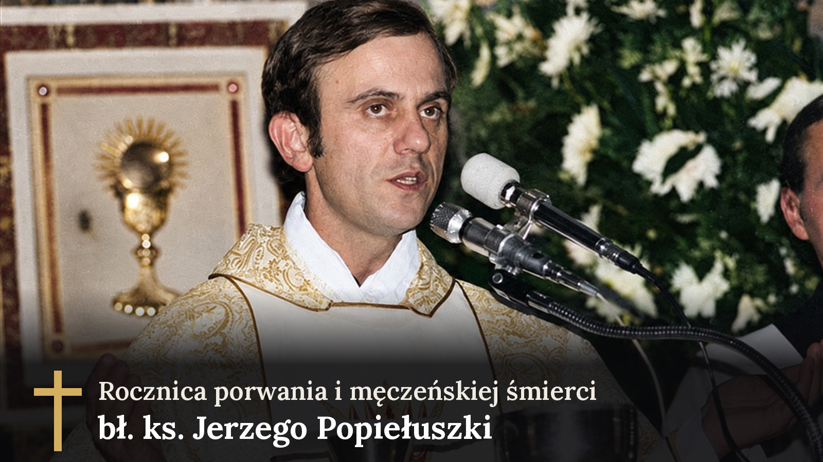 Bł. ks. Jerzy Popiełuszko głosi kazanie przy ołtarzu, rocznica śmierci kapelana Solidarności