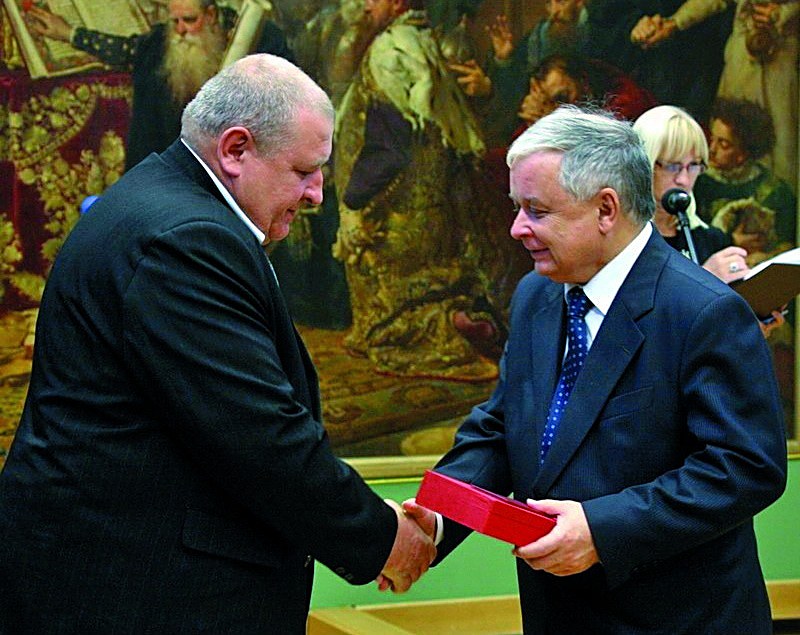 Prezydent Lech Kaczyński przekazuje Krzyż Komandorski dla Józefa Franczaka „Lalka” jego synowi