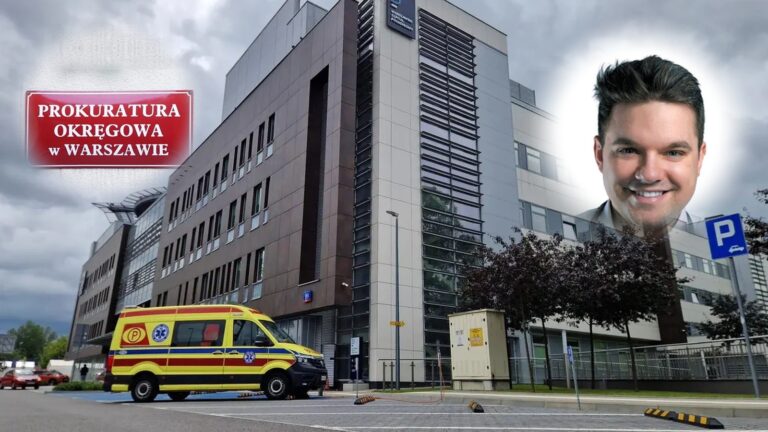 Budynek Prokuratury Okręgowej w Warszawie z karetką przed wejściem i portret Dawida Kacprzyka