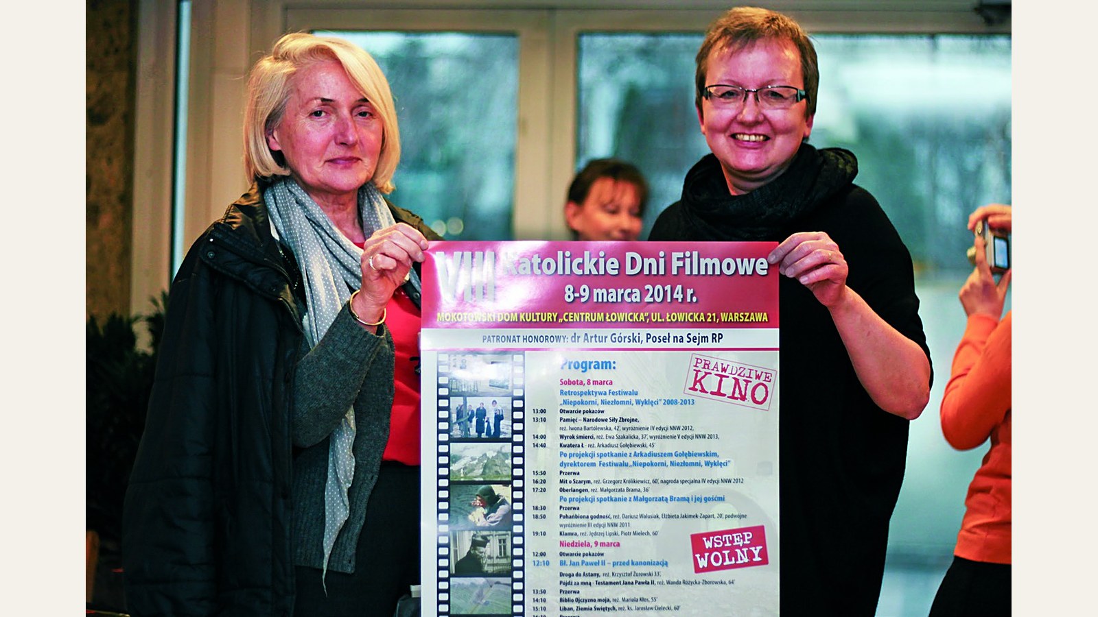 Organizatorki z plakatem VIII Katolickich Dni Filmowych na Mokotowie, 2014