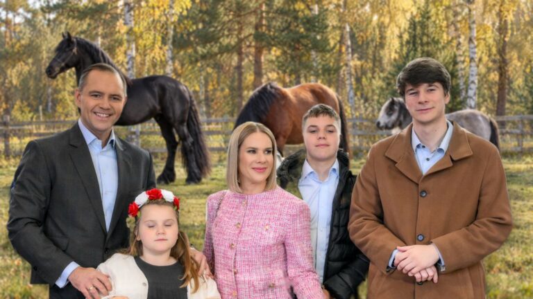 Karol Nawrocki z żoną Martą, córką i synami, za nimi kary fryz, gniady hucuł i srokaty kuc na pastwisku