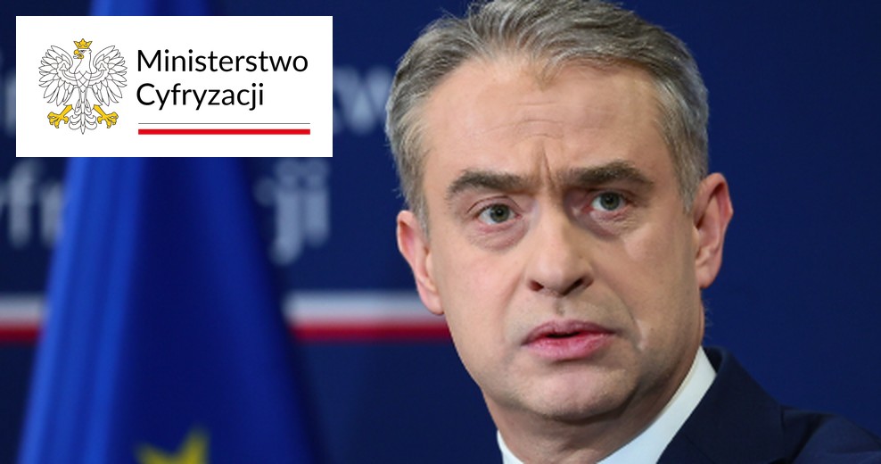 Krzysztof Gawkowski, wicepremier i minister cyfryzacji, na konferencji prasowej, obok logo Ministerstwa Cyfryzacji