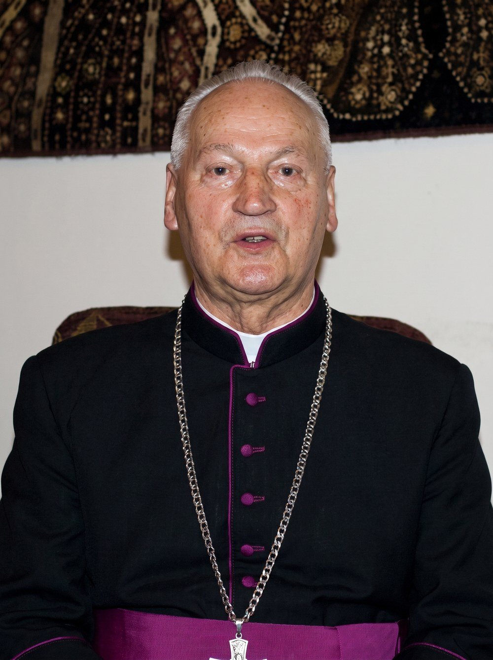 Ks. Józef Wójcik, proboszcz z Suchedniowa, zdjęcie pokolorowane
