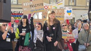 Uczestnicy manifestacji Stop agresji wobec osób z Ukrainy z transparentami na Nowym Świecie w Warszawie