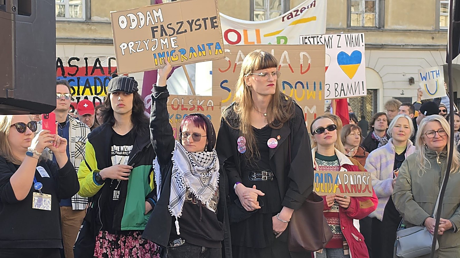 Uczestnicy manifestacji Stop agresji wobec osób z Ukrainy z transparentami na Nowym Świecie w Warszawie