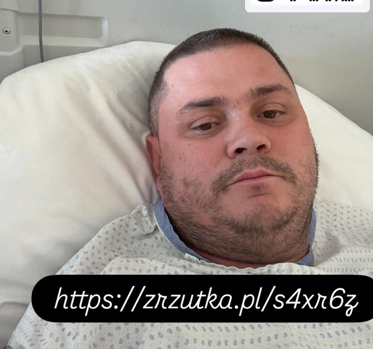 Mariusz Komenda w szpitalnej koszuli leży na łóżku, pod spodem adres zbiórki na leczenie