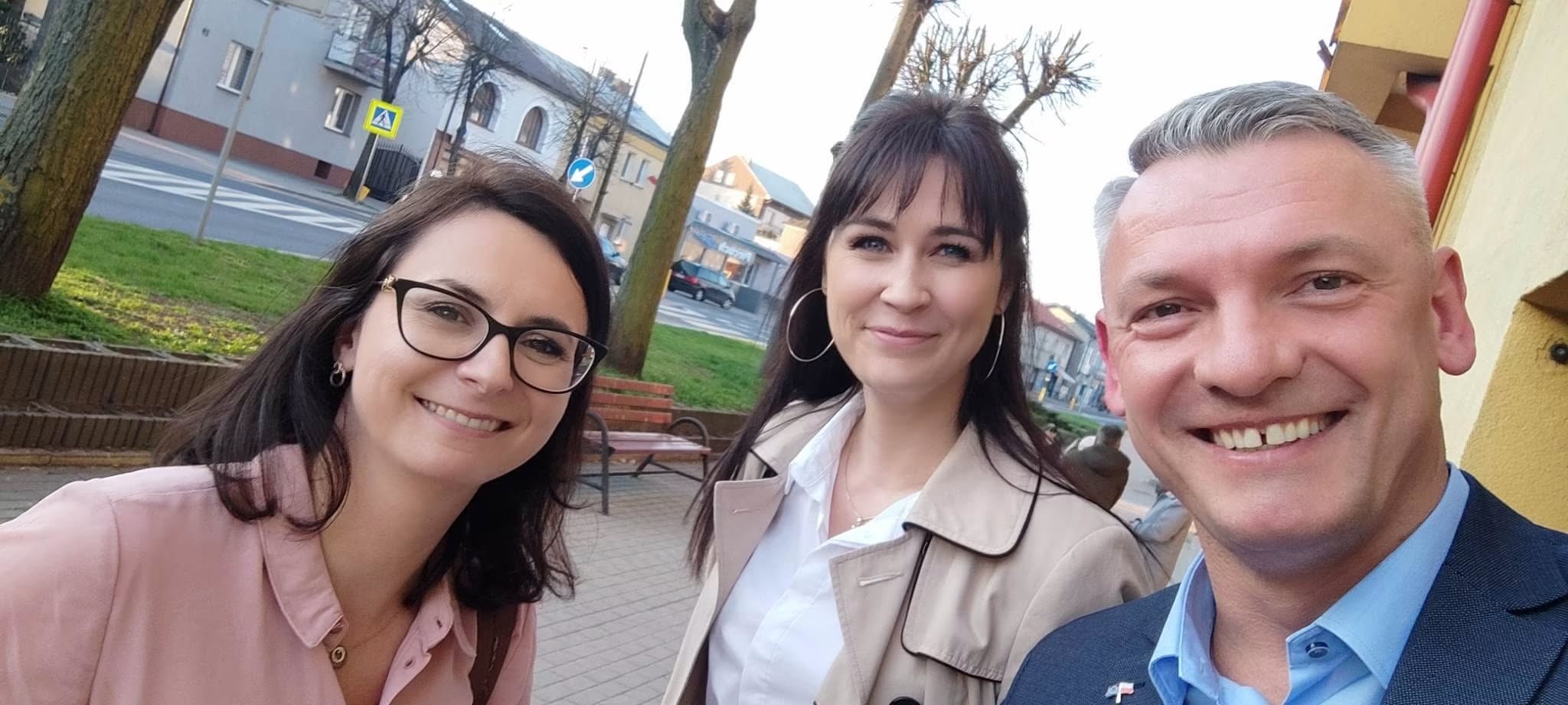 Milena Formejster na ulicy w Grajewie z posłanką Koalicji Obywatelskiej Kingą Gajewską i drugim politykiem