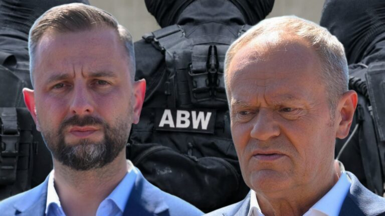 Władysław Kosiniak-Kamysz i premier Donald Tusk, za nimi funkcjonariusz z naszywką ABW na kamizelce