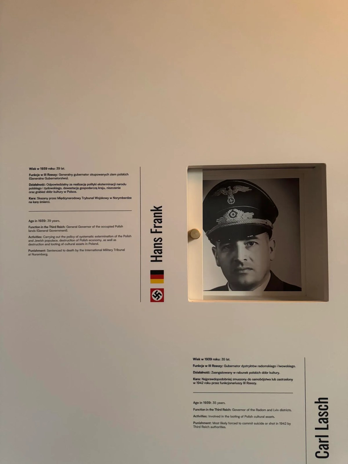 Plansze o Hansie Franku i Carlu Laschu z opisem ich roli w grabieży polskich dóbr kultury