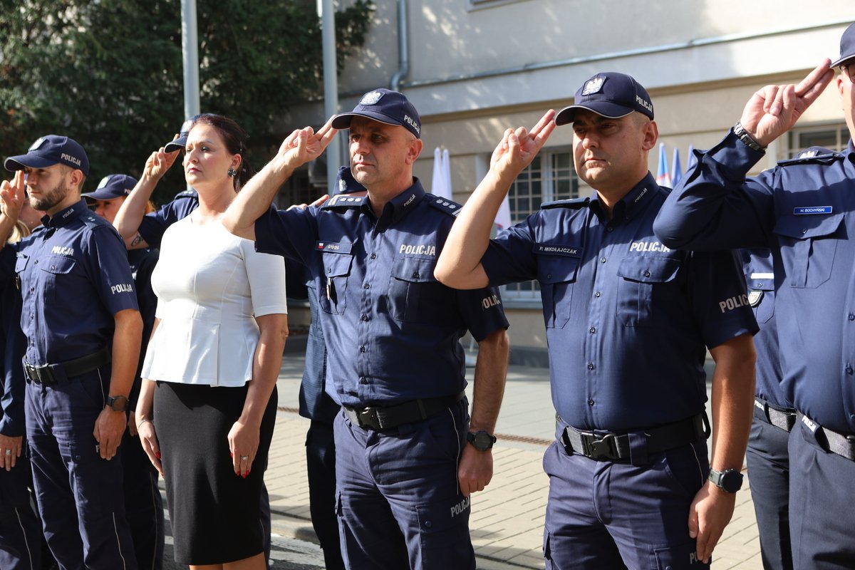 Policjanci oddają honory podkomisarzowi Natanowi Sieroniowi podczas minuty ciszy 2 października 2026 r.