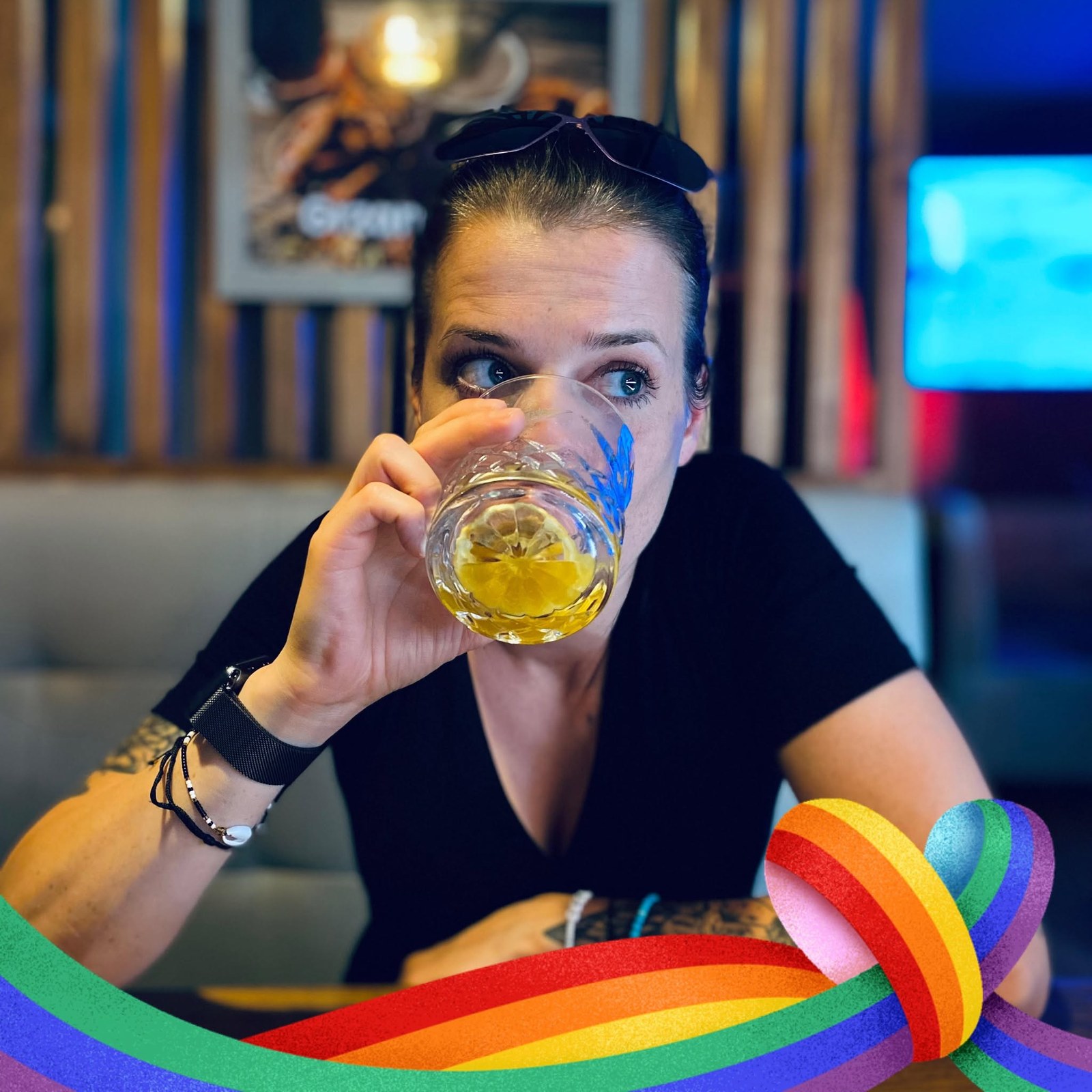 Natasza Geldon, świadek Onetu w procesie z prezydentem Nawrockim, przy stoliku w lokalu ze szklanką w dłoni