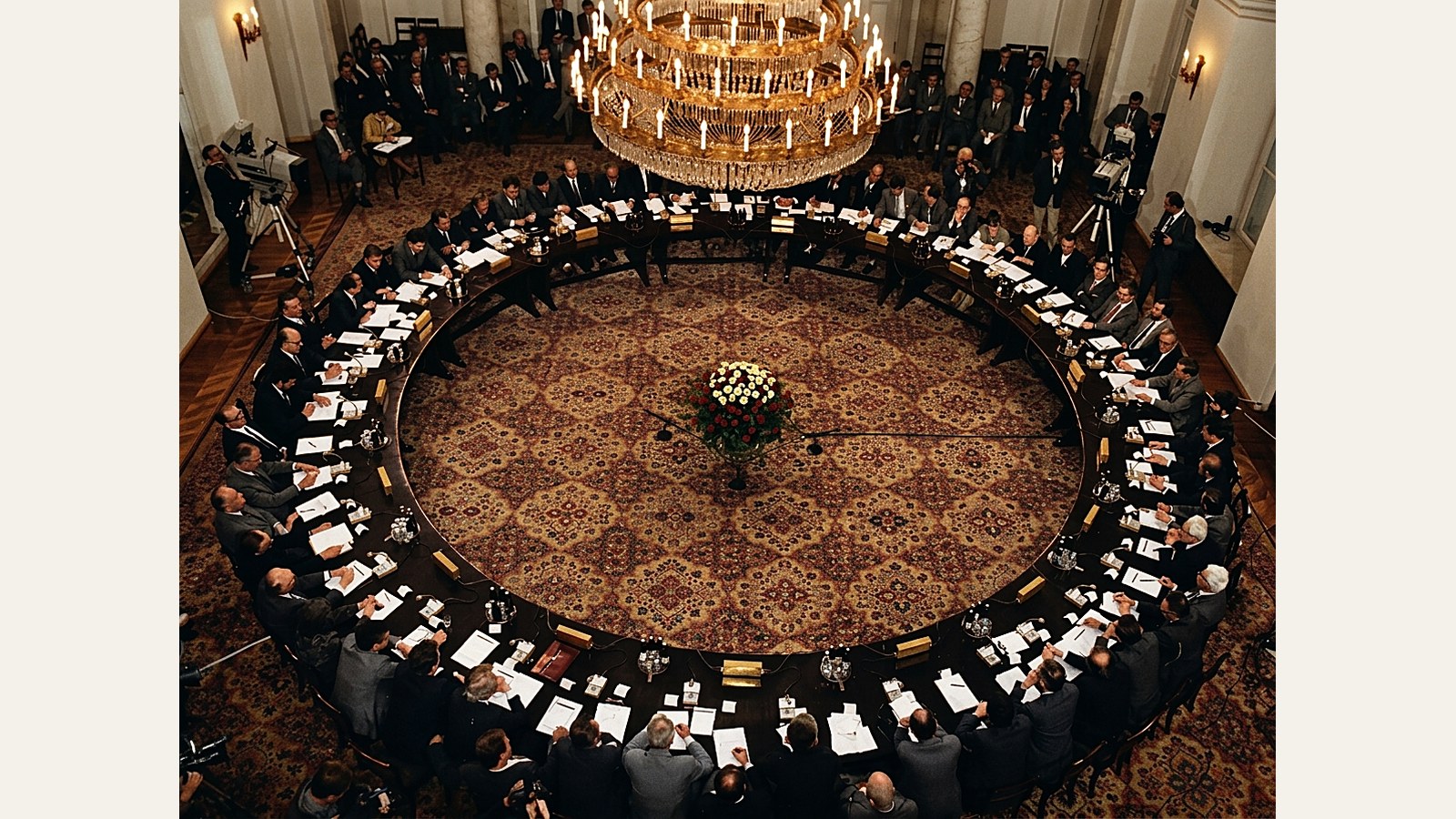 Obrady Okrągłego Stołu w Sali Kolumnowej Pałacu Namiestnikowskiego, 1989 r., fotografia pokolorowana