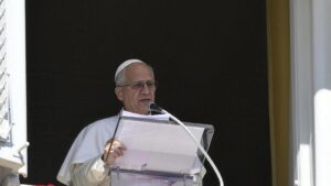 Papież Leon XIV czyta rozważanie przy pulpicie w oknie Pałacu Apostolskiego w Watykanie