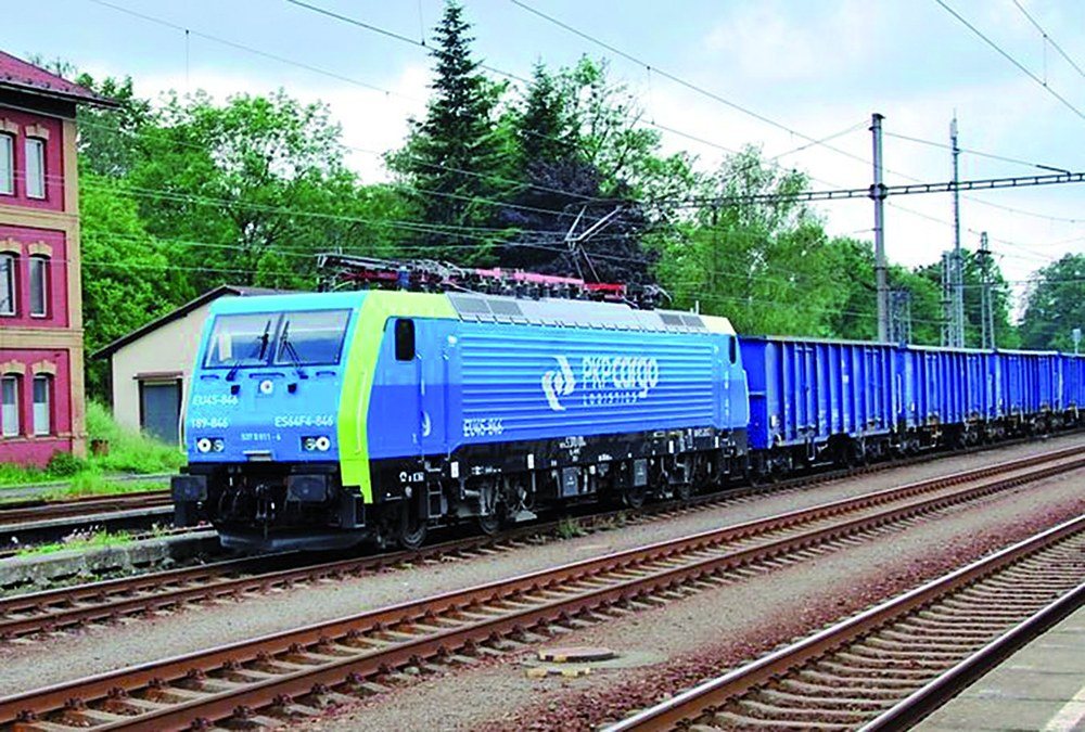 Lokomotywa PKP Cargo z pociągiem towarowym