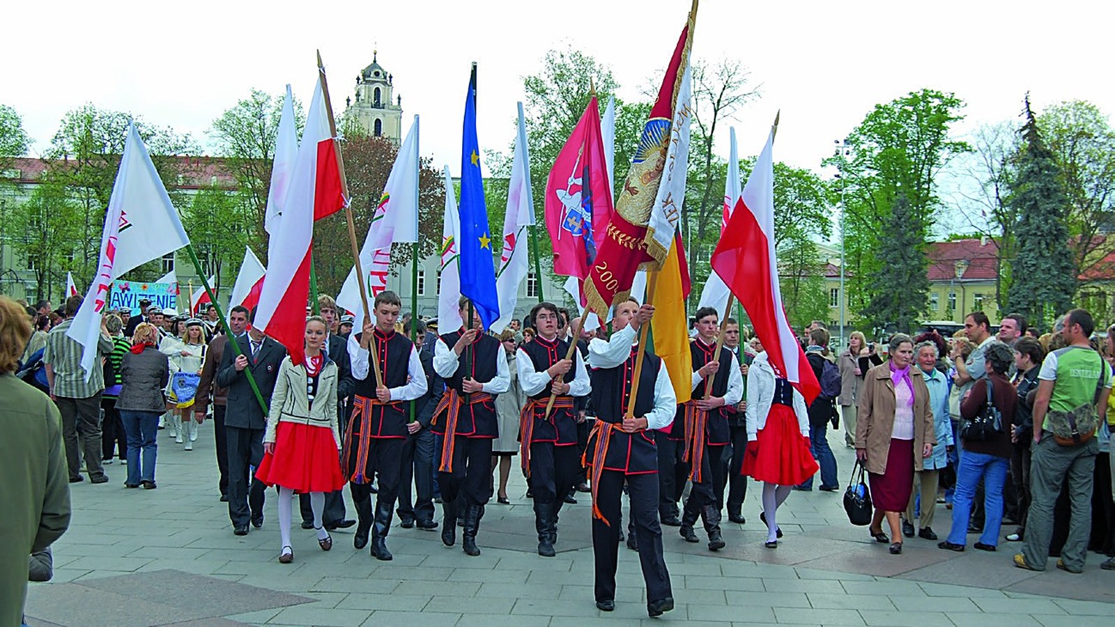 Przemarsz Polaków na Litwie w Wilnie, 2 maja 2008 r., biało-czerwone flagi