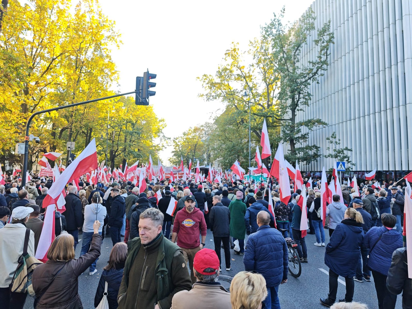 Tłum z biało-czerwonymi flagami wypełniający ulicę przed Trybunałem Konstytucyjnym w Warszawie