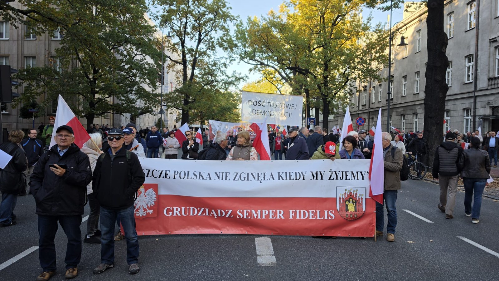 Uczestnicy zgromadzenia pod Trybunałem Konstytucyjnym w Warszawie z biało-czerwonym transparentem z Grudziądza