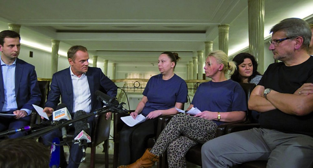 Premier Donald Tusk na spotkaniu z protestującymi w Sejmie rodzicami dzieci niepełnosprawnych, 2014